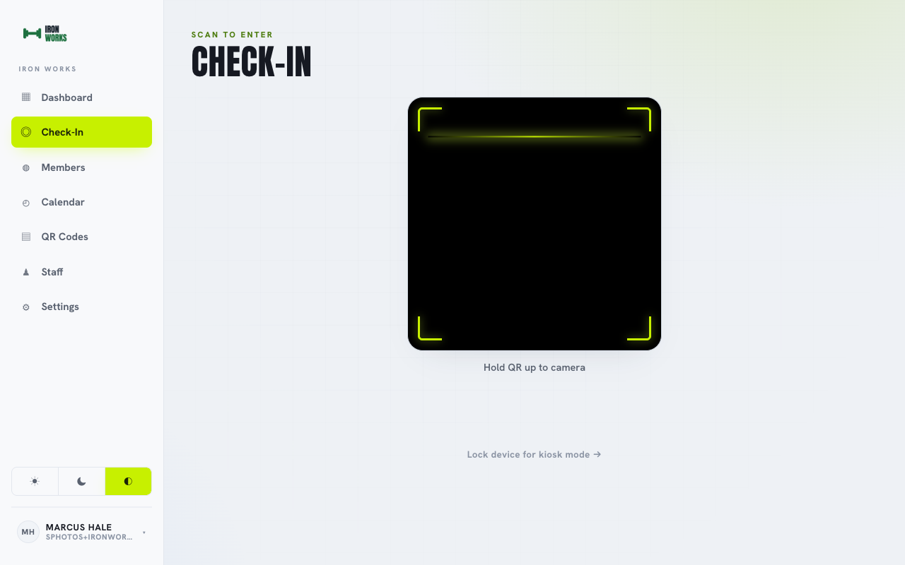 Der Check-in-Bildschirm am Empfang zeigt ein gescanntes Mitglied